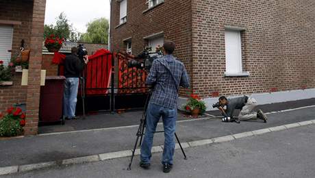 Novini ped domem ve mst Villers-au-Tertre, kde bydleli manel podezel z vrady novorozenc