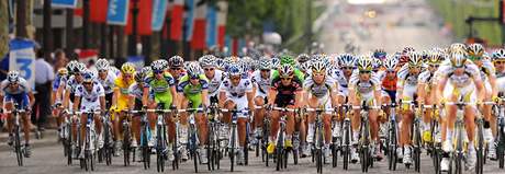 CHAMPS-ELYSÉES. Závrená etapa Tour de France do Paíe se jede v sousedském tempu. Na Champs-Elysés se vak znovu zane závodit, prvenství u Vítzného oblouku se cení.