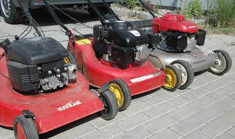 Zleva: starý motor s SV rozvodem, uprosted OHV z ínské produkce, vpravo OHC motor na sekace Honda