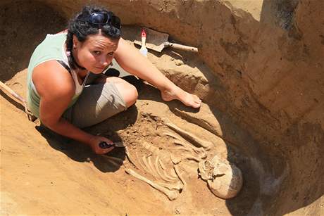 Na poli u Kyjova objevili archeologové desítky hrob germánského kmene Langobard (na snímku archeoloka Eva Vaníková)