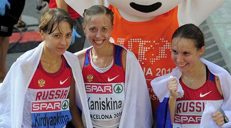 Stbrn Anisja Kirdjapkinov, zlat Olga Kaniskinov a bronzov Jelena Sokolovov v cli chodeckho zvodu na 20 km  na ME v Barcelon