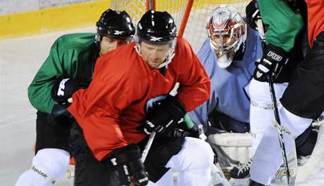 BEZ PRÁCE. Hokejisté, kteí chtli hrát v týmu HC Lev, jsou bez práce. Je mezi nimi i Jaroslav Bedná (vlevo u puku)