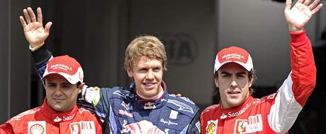 Vtz kvalifikace Sebastian Vettel (uprosted) pzuje s druhm v poad Fernandem Alonsem (vpravo) a tetm Felipe Massou.
