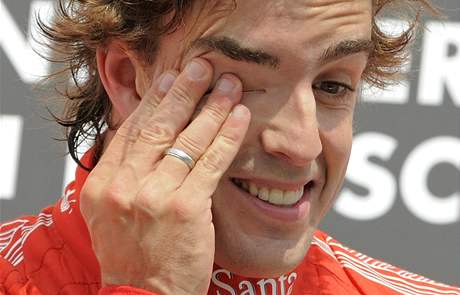 VTZ. Fernando Alonso z Ferrari se raduje z prvnho msta ve Velk cen Nmecka.