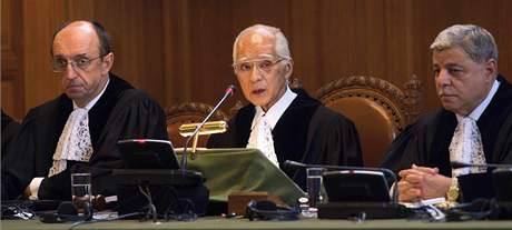 Pedseda ICJ Hisai Owada (uprosted) a mstopedsedov soudnho dvora bhem ten rozsudku o kosovsk nezvislosti (22. ervence 2010)