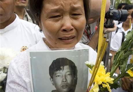 Kambodanka s portrétem svého bratra, vznného za vlády Rudých Khmér ve vznici S-21, se úastní budhistické ceremonie ve vznici S-21, dnes muzeu genocidy (25. ervence 2010)