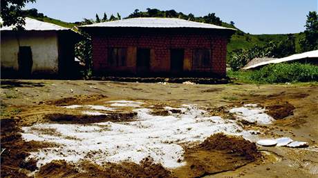 Vápno pokrývá masový hrob lidských obětí výbuchu plynu pod vulkanickým jezerem Nyos.