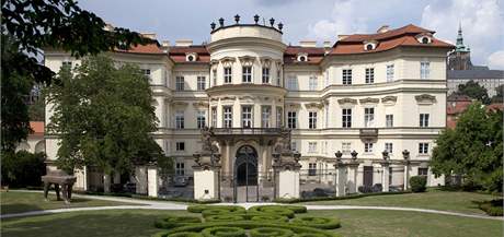 ¨Lidé si mohou prohlédnout i Lobkovický palác, ve kterém ambasáda sídlí.