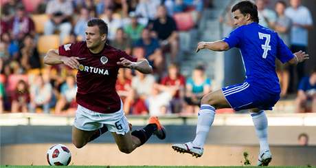 Sparta - Liepaja; Milo Lan (vlevo) pad v souboji s Maksimsem Rafalskisem. 