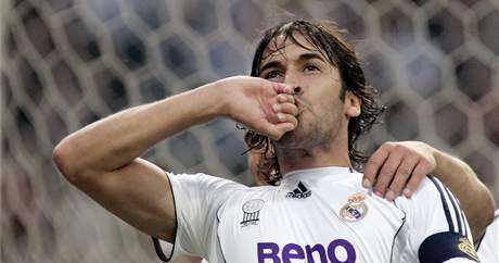 TAK TO DLÁ VDY. Pokadé, kdy dá gól, Raúl políbí prsten.