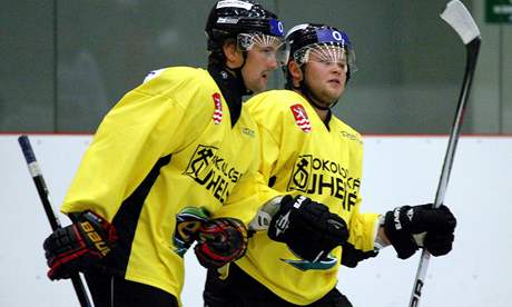 Fintí hokejisté Petri Kokko (vlevo) a Jesse Saarinen se u pipravují s karlovarským týmem.