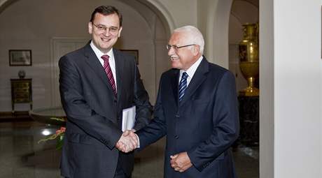 Premiér Petr Neas (vlevo) se seel na pracovním obd s prezidentem.