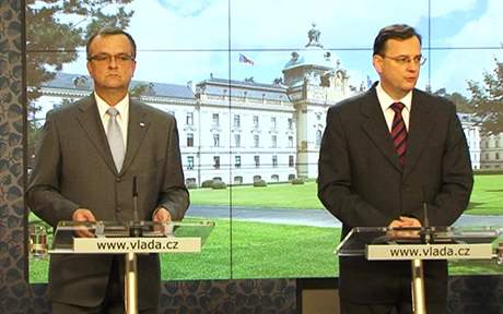 Ministr financí Miroslav Kalousek se hádá s premiérem Petrem Neasem. Nejde jen o stovku z daní na likvidaci následk povodní, ale i o to, kdo se víc blýskne ped podzimními volbami ped volii.