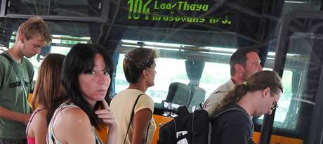 Cestujc na lince z Brna do rakouskho Laa na autobusovm ndra Zvonaka v Brn.