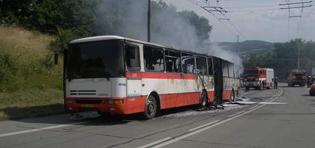 V Brně vzplál při jízdě autobus, který převážel třicet lidí