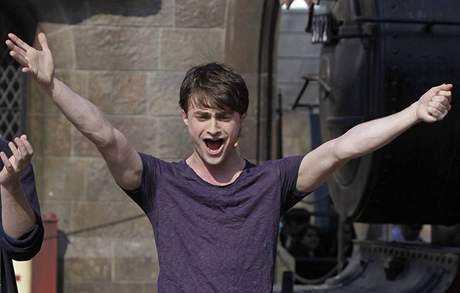 Daniel Radcliffe pi slavnostním otevení potterovského zábavního parku plnil tradiní roli.