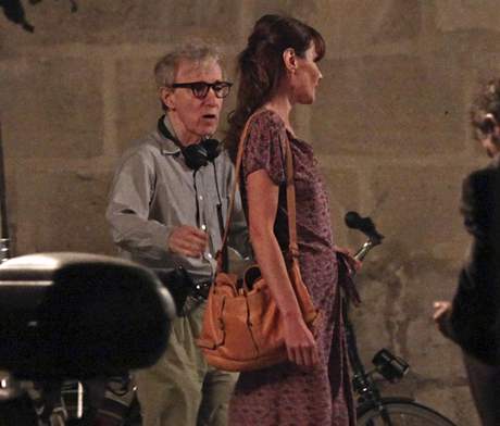 Carla Bruni-Sarkozováy a Woody Allen pi natáení filmu Midnight in Paris