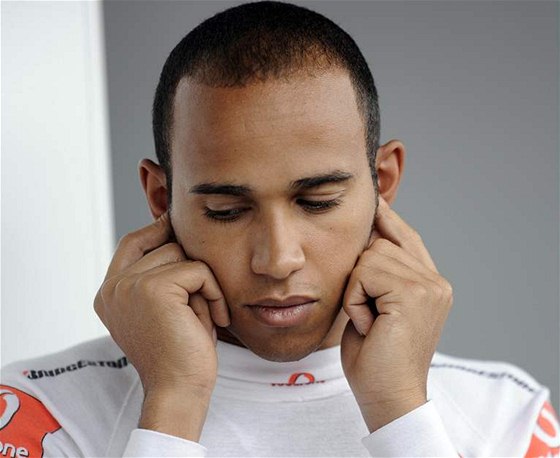 Lewis Hamilton eká pi druhém tréninku na GP Nmecka na opravu svého vozu