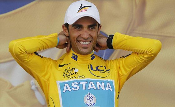 Alberto Contador se raduje. Vítzství v letoní Tour má na dosah.
