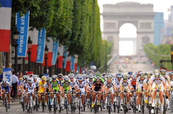 CHAMPS-ELYSÉES. Závrená etapa Tour de France do Paíe se jede v sousedském tempu. Na Champs-Elysés se vak znovu zane závodit, prvenství u Vítzného oblouku se cení.