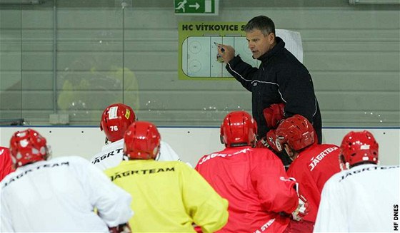 Tinecký kou Pavel Marek me být se vstupem do extraligy spokojený, te jeho tým ekají mistrovské Pardubice.