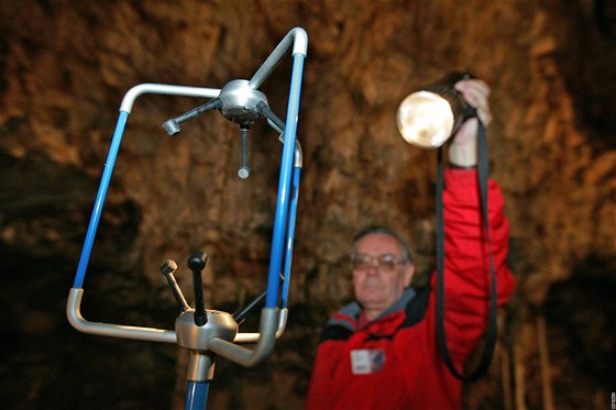 Prvodce Ivo tecl ukazuje teplotní senzory v Kateinské jeskyni v Moravském krasu