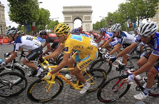 Momentka ze slavné Tour de France. I její vítz Contador (ve lutém) elí naení z dopingu.