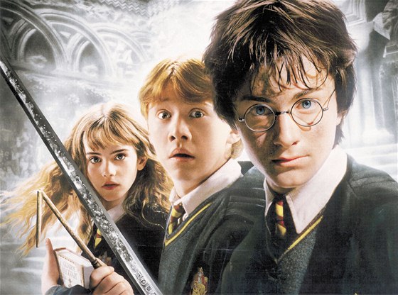 Harry Potter oslaví ticítku i se svými páteli Hermionou a Ronem