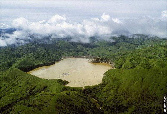 Kamerunské jezero Nyos vzniklo zatopením sopečného kráteru.