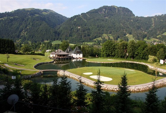 Golf v Kitzbühelu - závrené dv jamky hit Kaps: osmika ostrov, devítka na poloostrov.