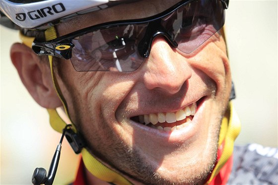 Lance Armstrong na startu 16. etapy Tour de France, kde o sob konen dal vdt - byl v úniku od startu a do cíle.