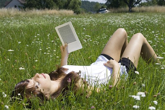 Čtečky elektronických knih nabízejí pohodové čtení i na přímém slunci