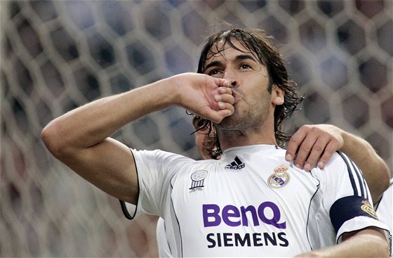 TAK TO DLÁ VDY. Pokadé, kdy dá gól, Raúl políbí prsten.