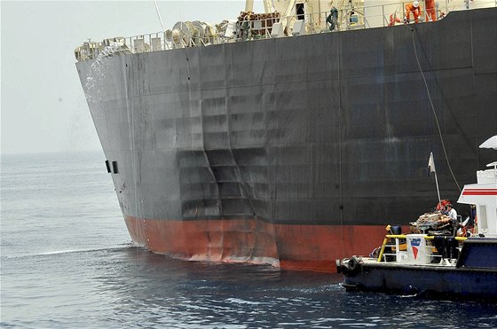 Japonský tanker M Star má po záhadné noní kolizi promáknutý bok (29. ervence 2010)