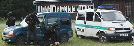 Zlodj odmítal vystoupit z auta, policisté proto museli pouít donucovací prostedky. Ilustraní foto