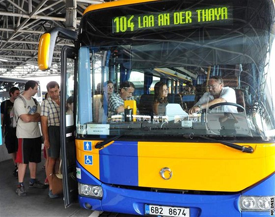 Cestující nastupují do linky z Brna do rakouského Laa na autobusovém nádraí Zvonaka v Brn.