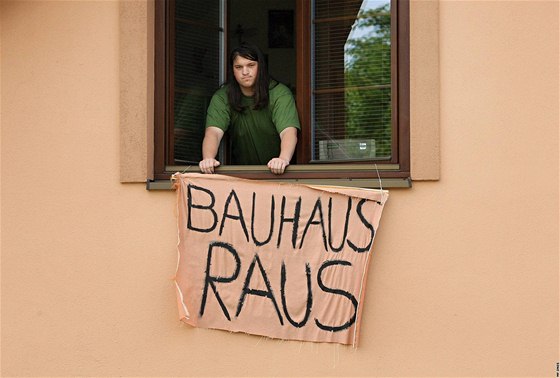 Stavba Bauhausu v Ivanovicích. Milan Barto protestuje proti výstavb. Z okna vyvsil transparent Bauhaus raus.