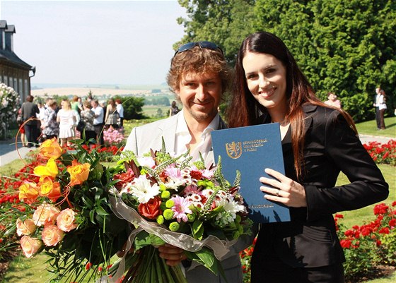 Lucie Váchová s manelem Davidem Kíkem - promoce 