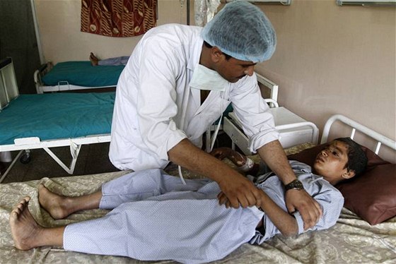 Pi útoku v afghánské provincii Hílmand zemelo ptatyicet civilist, dalí utrpli zranní.