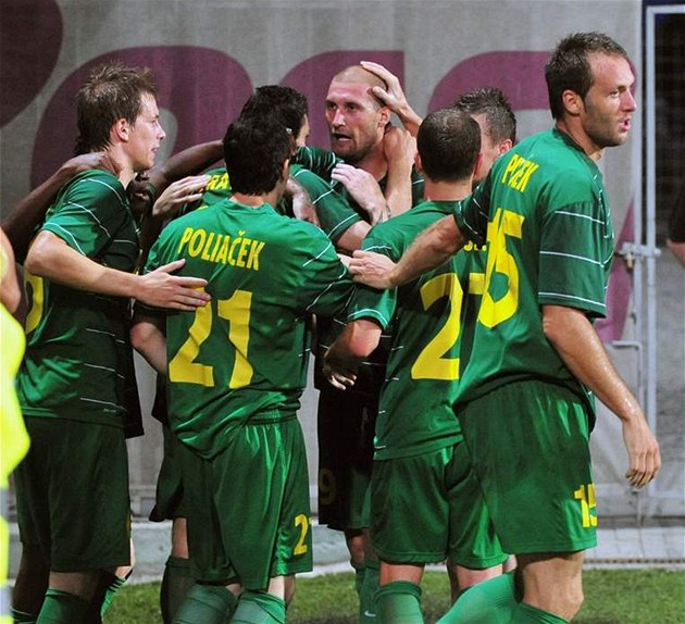 Fotbalisté �iliny se radují z gólu