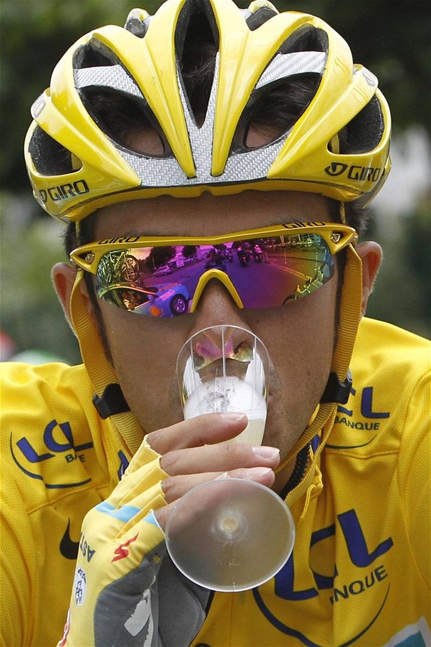 OSLAVA PI ZÁVODU. Alberto Contador má vítzství v Tour de France jisté, a tak oslavuje u bhem poslední etapy. S kolegy ze stáje Astana si pipil ampaským. 