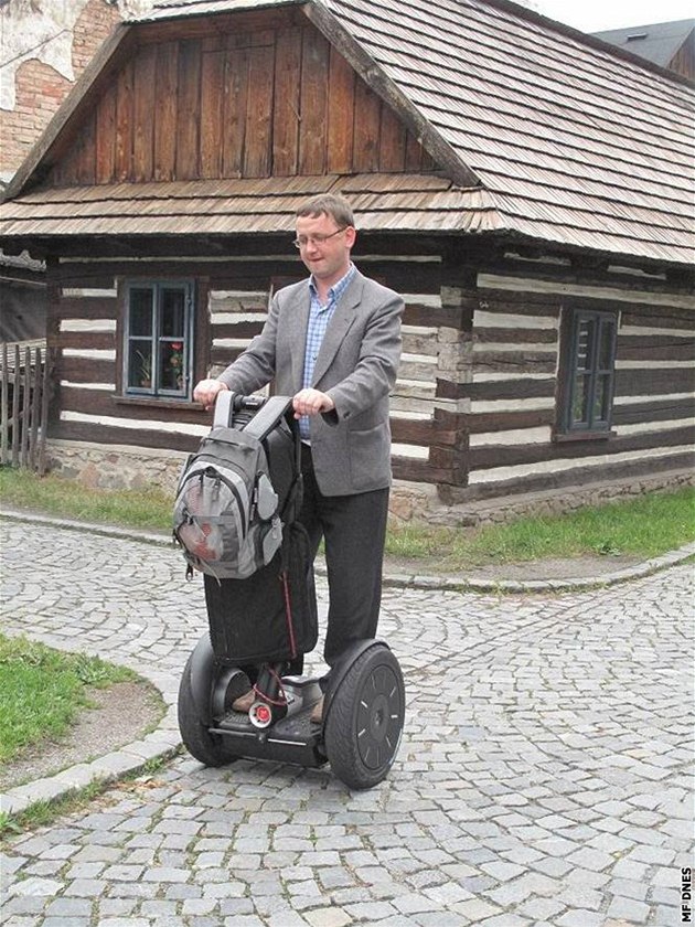 Knz Piotr zkouí Segway ped roubenkou z 18. století 