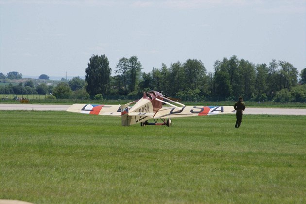 Pi startu potebuje pilot pomoci s nasmrováním letadla Avia BH-5, protoe zadní ostruha není iditelná