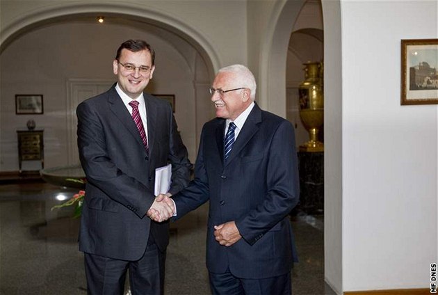 Premiér Petr Ne�as (vlevo) se se�el na pracovním ob�d� s prezidentem.