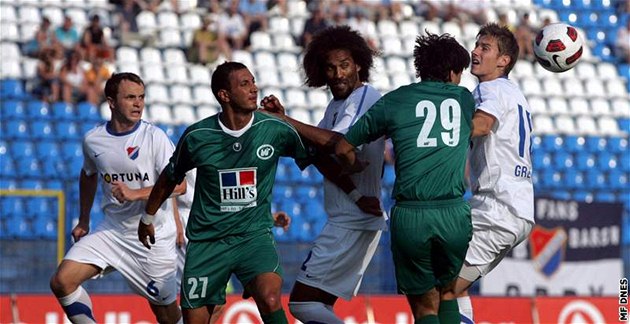 Trma vrma b�hem duelu Baník Ostrava - WIT Tbilisi. Za domácí zleva Zden�k �enke�ík, Fernando Neves a Ján Gregu�. Za hosty Giga Be�vaja a Guram Adamadze.