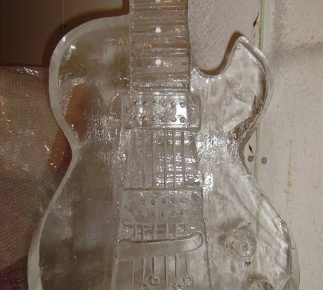 Jedna z nronjch prac z ledu: dvoumetrov kytara, kter zpestila otvrn praskho klubu. foto: archiv Magic Fountains