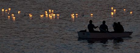 Mezi lodičkami na Vltavě plavaly speciálně upravené svíčky
