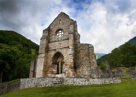 Zbytky cistercinskho kltera d'Aulps u vesnice Saint-Jean-d'Aulps ve Francii.