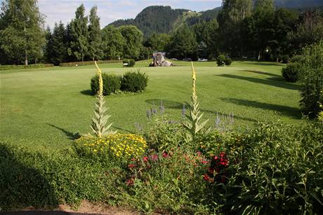 Golf v Kitzbhelu - hit Schwarzsee je zaplaveno kvtinami.