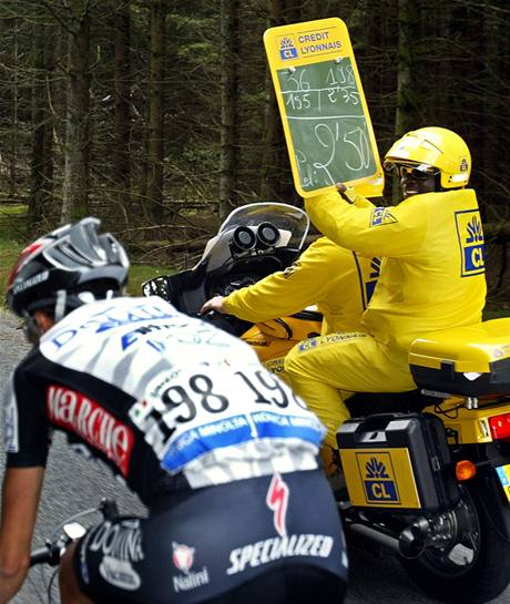 Michel Bationo z Burkiny Faso ukazoval cyklistm v niku na Tour de France, jak nskok maj ped svmi pronsledovateli.